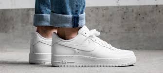 white sneakers trend men's