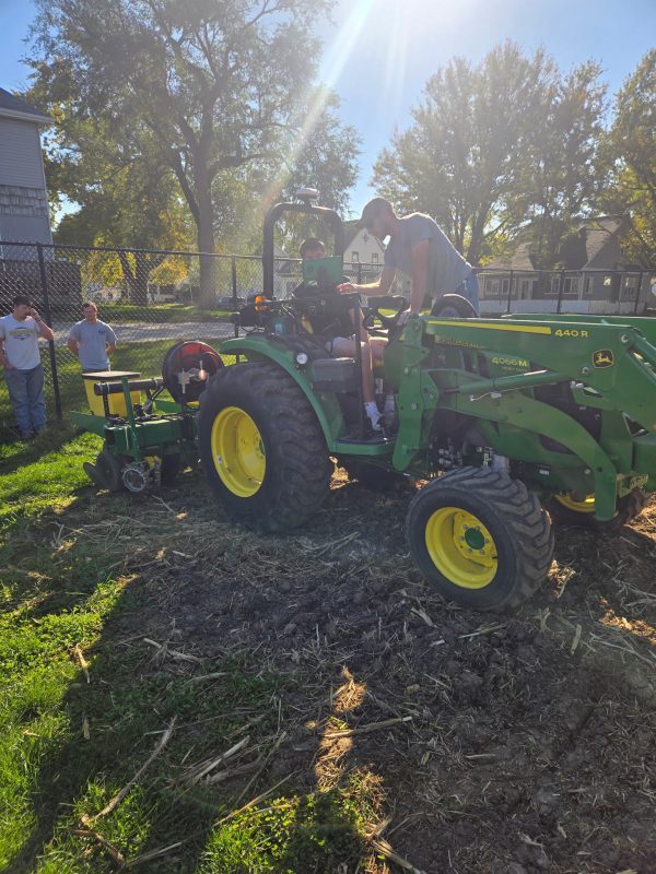 Cover Crops Give Morningside Students Hands-On Learning Experience